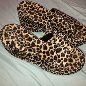 AMAZING 90’s fuzzy leopard platform shoes